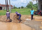 Adi Erlansyah Timbun Jalan Rusak di Pekon Buluk Sari, Bukti Kepedulian untuk Masyarakat