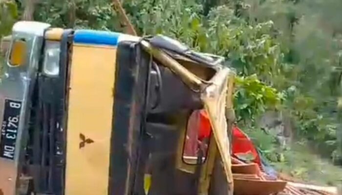 Mobil Truk Pengangkut Material Terjun ke Jurang Sedalam 30 Meter di Kecamatan Batu Brak