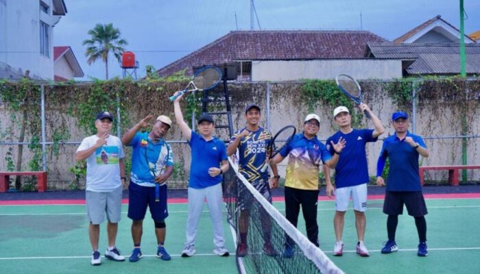 Pj Gubernur Samsudin dan Pj Bupati Marindo Kurniawan Lakukan Olahraga Tenis Bersama di Lapangan Kuncup